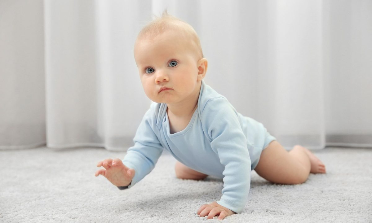 Βρέφος που παίζει με ασφάλεια σε καθαρό χαλί μετά από βιοκαθαρισμό